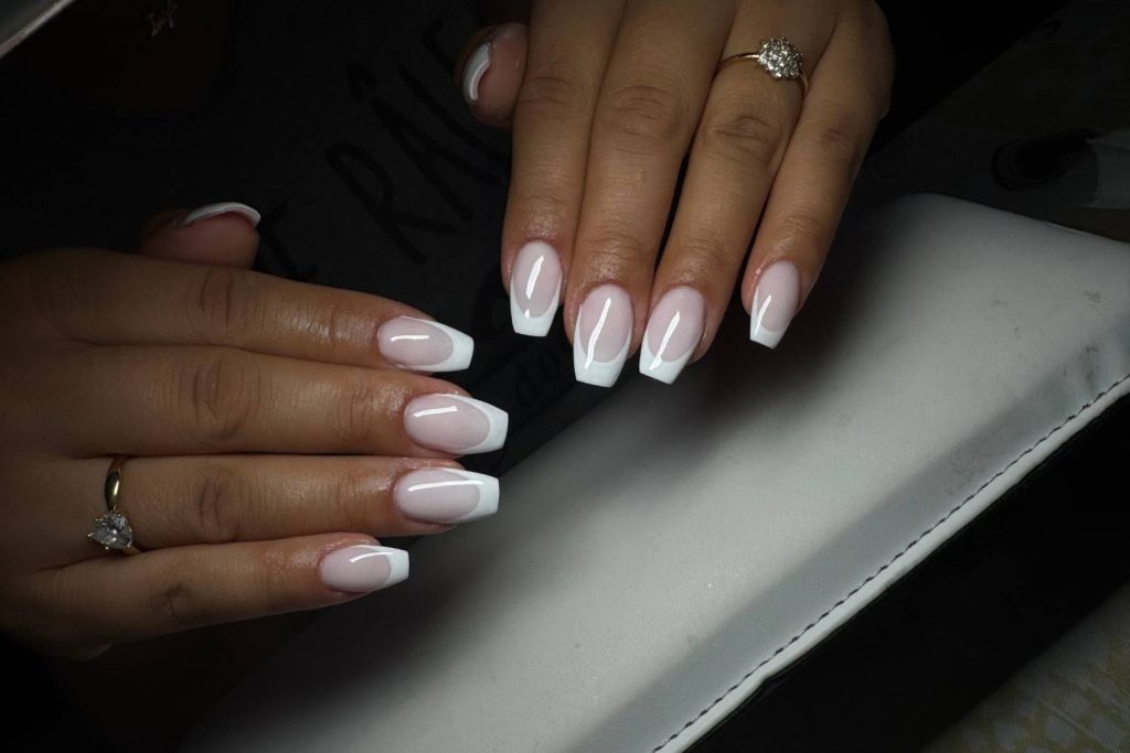 pose de capsules américaines, réalisée par LM Beauty, spécialiste de la pose d'ongles à valenciennes