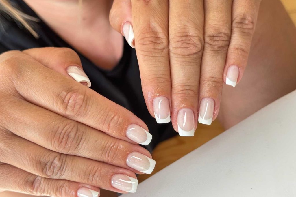 gainage sur ongles, réalisé par LM Beauty, spécialiste de la pose d'ongles à valenciennes
