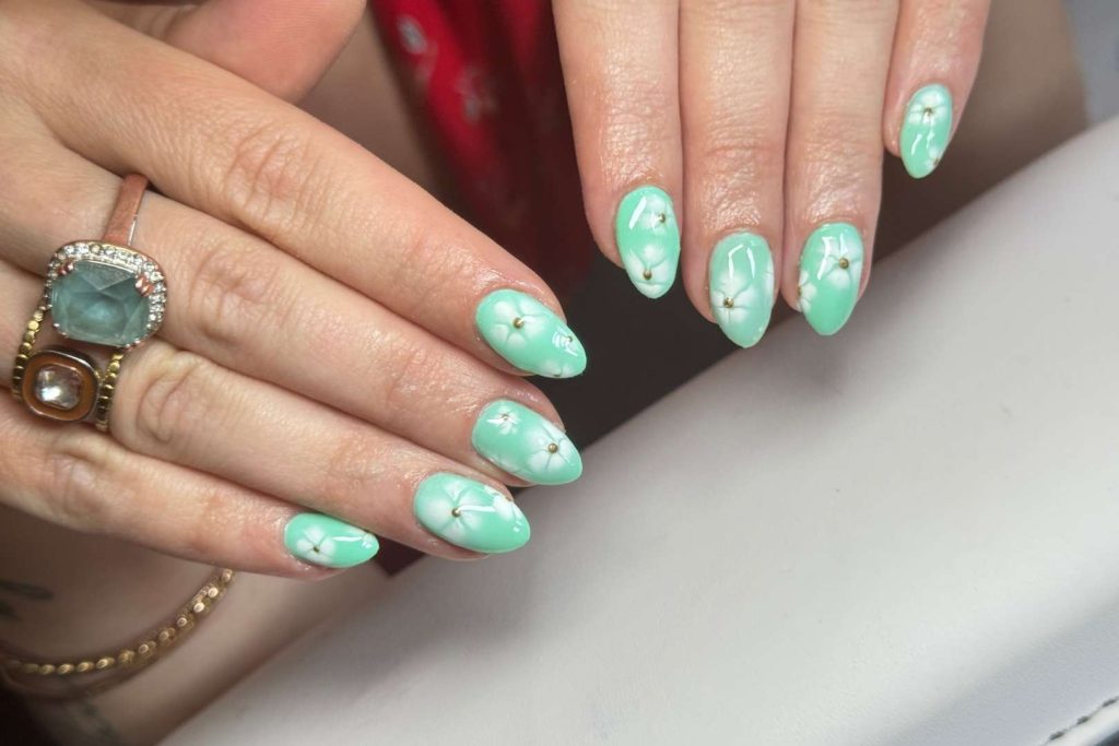 gainage sur ongles, réalisé par LM Beauty, spécialiste de la pose d'ongles à valenciennes