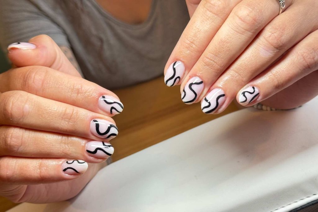 gainage sur ongles, réalisé par LM Beauty, spécialiste de la pose d'ongles à valenciennes